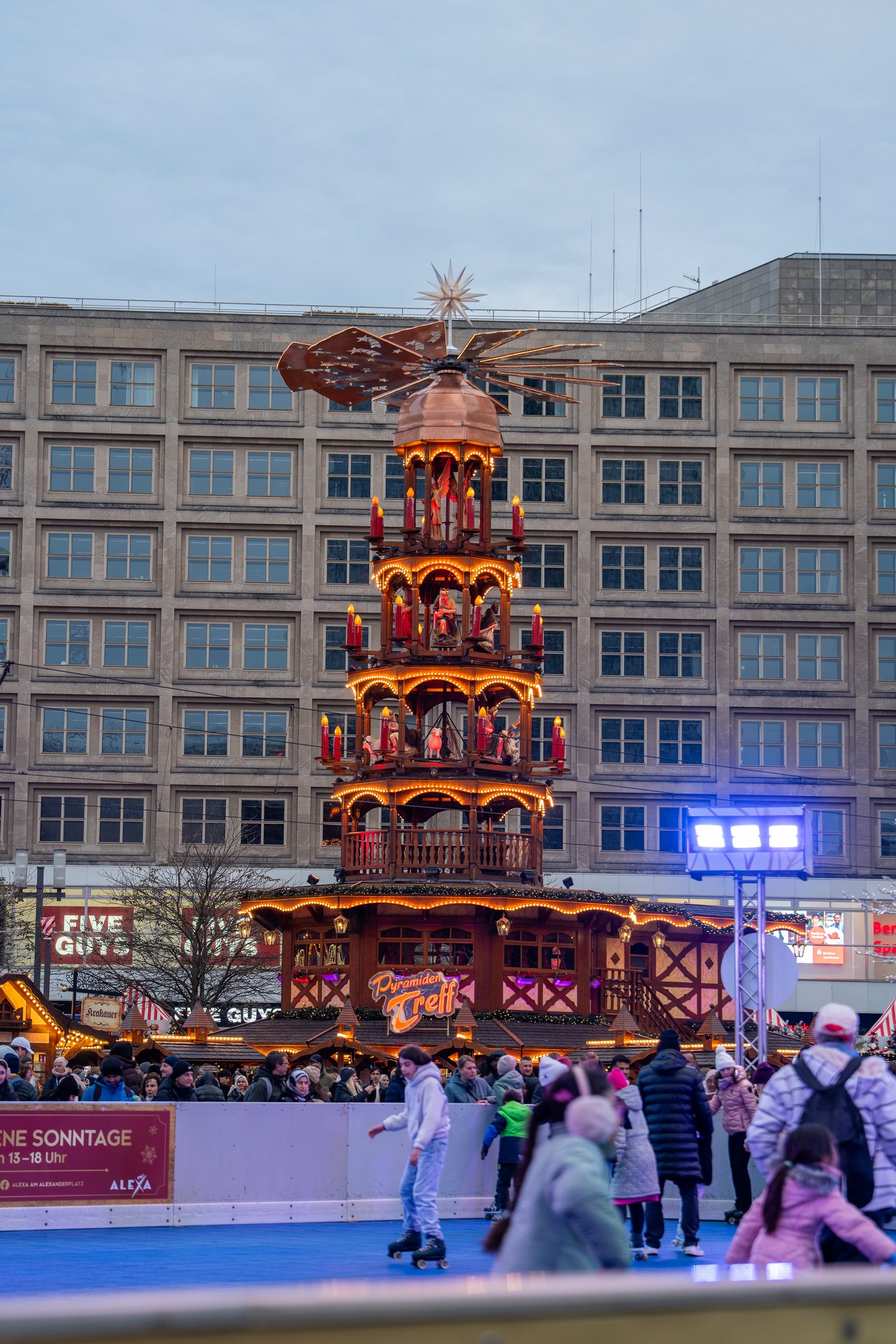 Bożonarodzeniowa piramida i lodowisko na Alexanderplatz